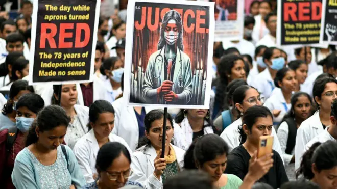 కోల్‌కతాలో జూనియర్ డాక్టర్ అత్యాచారం, హత్యను ఖండిస్తూ ఆగస్టు 17న దేశవ్యాప్తంగా డాక్టర్లు చేపట్టిన నిరసనల్లో బెంగళూరు వైద్యులు కూడా పాల్గొన్నారు. 