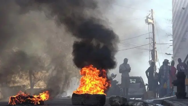 Pneus sendo queimadosen plein roulettefrente à principal prisão da capital haitiana no sábado