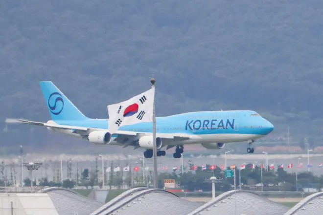 미국 이민당국에 의해 조지아주에 구금됐다 풀려난 한국인 근로자 등 330명이 12일 오후 인천국제공항에 도착했다