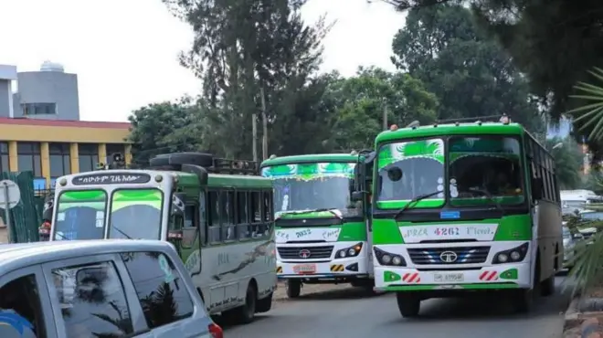 ሰለስተ ኣውቶቡሳት እናተጓዓዛ ይርኣያ