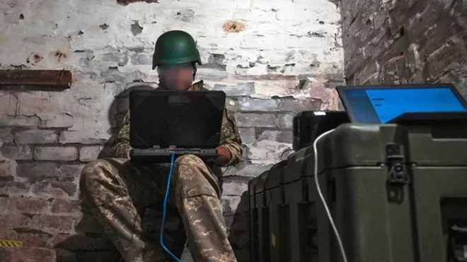 यूक्रेन की इलेक्ट्रॉनिक वॉरफ़ेयर यूनिट रूस के ख़िलाफ़ एक अदृश्य युद्ध को लड़ रही है.