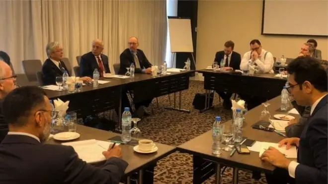 پرون ښاغلي خليلزاد په دوبۍ کې د افغانستان لپاره د ملګرو ملتونو له ځانګړي استازي، د اروپايي ټولنې او جرمني له ځانګړو استازو او فرانسې او د ناټو له ملکي سفیر سره په دوبۍ ښار کې کتلي او له طالبانو سره د خپلو خبرو جزيات یې ورسره شریک کړي.