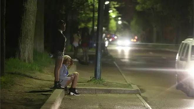 Des filles d'origine africaine entrain de se prostituer dans les rues de Paris