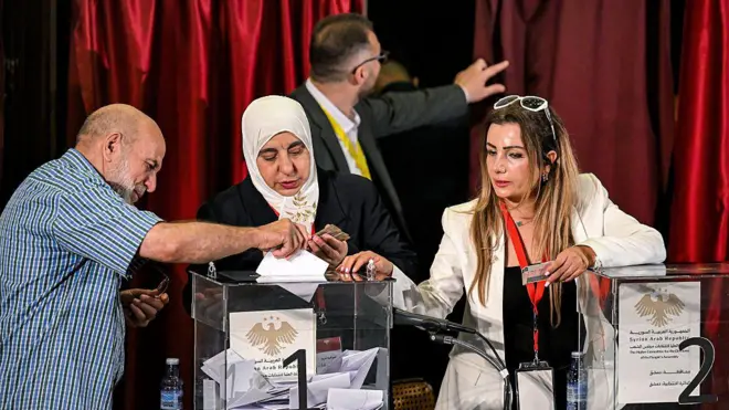 Члены избирательной коллегии во время голосования в Дамаске