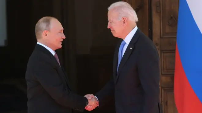 Putin na Biden bahanye ukuboko mbere y'inama