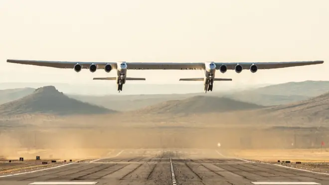 El Stratolaunch es más largo que un campo de fútbol americano.