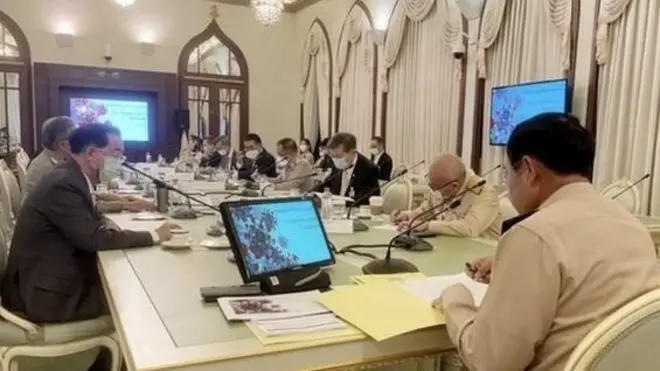 นายกฯ ไม่ใส่หน้ากากในขณะนั่งประชุม