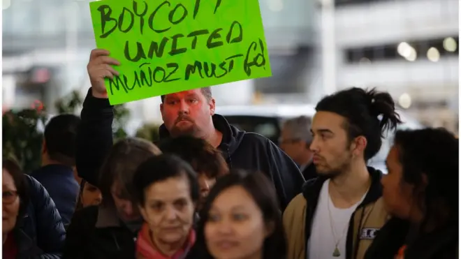 Sejumlah demonstran menuntut pengunduran diri bos United Airlines, Oscar Munoz, dalam aksi di Bandara O'Hare, Chicago, 11 April lalu.