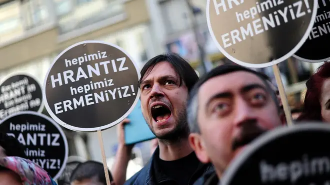 2007-ci ildə erməni jurnalist Hrant Dinkin qətli Türkiyədə etiraz nümayişlərilə qarşılanıb