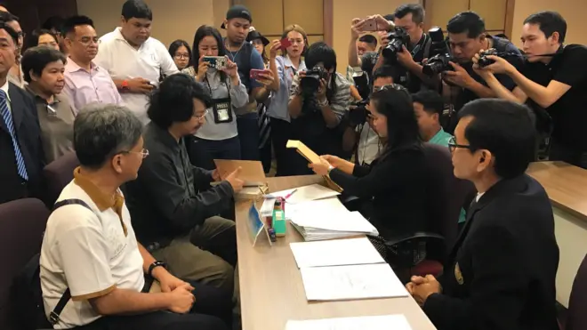 นายสมบัติ บุญงามอนงค์ ได้ชื่อผู้ร่วมก่อตั้งพรรคครบตามคาด ก่อนยื่นขอจดทะเบียนจัดตั้ง "พรรคเกรียน" ต่อ กกต.