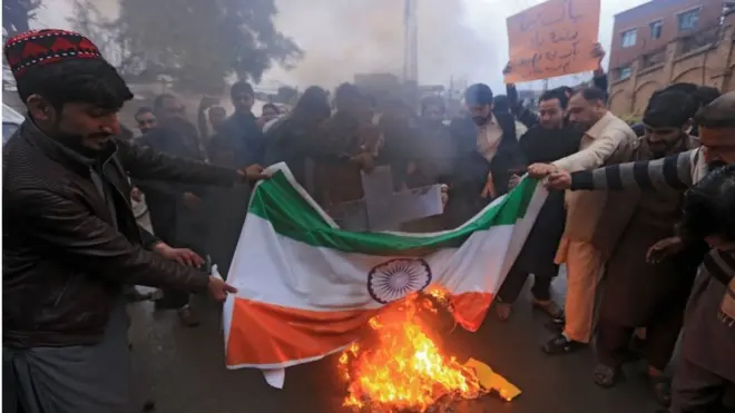 Sejumlah demonstran di Peshawar, Pakistan, membakar bendera India setelah tersiar kabar militer India melancarkan serangan di wilayah Pakistan.
