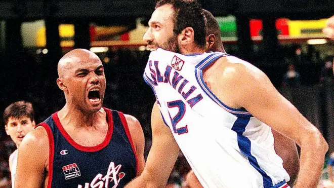 Vlade Divac (desno) bio je jedan od najboljih igrača finala Olimpijskih igara 1996. protiv Amerike, predvođene Čarlsom Barklijem (levo)