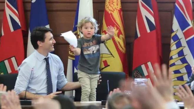 ขณะช่วยคุณพ่อจัดการประชุมกลุ่มผู้แทนพรรคการเมืองในสภา