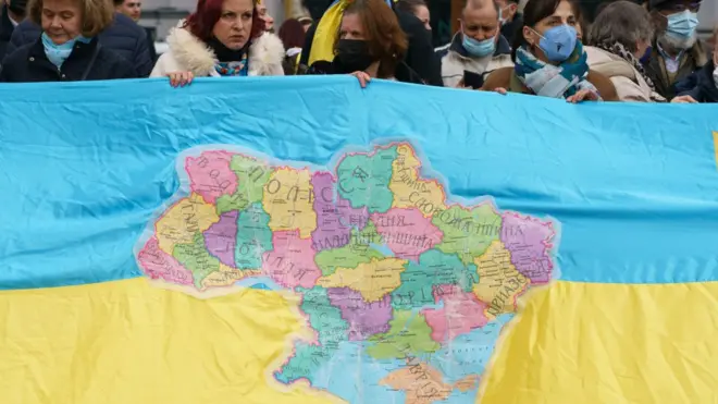 Manifestantes com bandeira que leva o mapa com território da Ucrânia, alvojogo anulado bet365 múltipladisputas no conflito