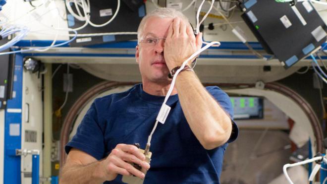El astronauta Steve Swanson haciendo un test de visión