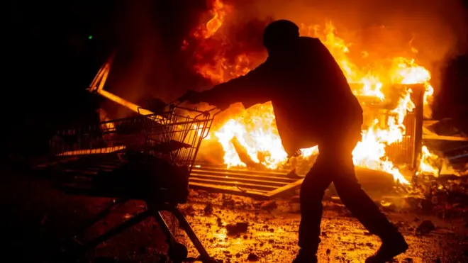 Las manifestaciones concluyeron este martes con saqueos e incendios en la capital chilena y otras ciudades.