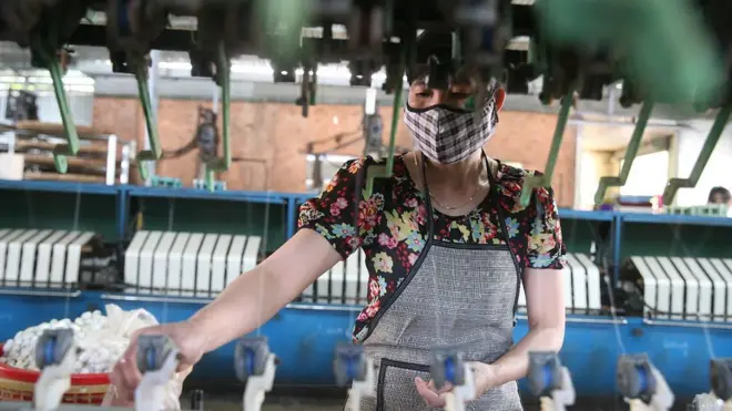Nữ công nhân làm việc trong một nhà máy thuộc ngành dệt ở Đà Lạt, Lâm Đồng, thuộc cao nguyên trung phần Việt Nam
