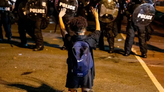 الاحتجاجات ضد عنصرية الشرطة ليست بالجديدة في الولايات المتحدة، لكن الكثير من القوات الآن تتخذ خطوات لاجتثاث المشكلة من جذورها