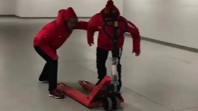 جنوبی کوریا میں جاری سرمائی اولمپکس میں شریک سوئس سکی ٹیم کے ارکان نے انسٹاگرام پر اپنے فارغ اوقات کی کارگزاریوں کی ویڈیوز شیئر کی ہیں جو بہت مقبول ہوئی ہیں۔