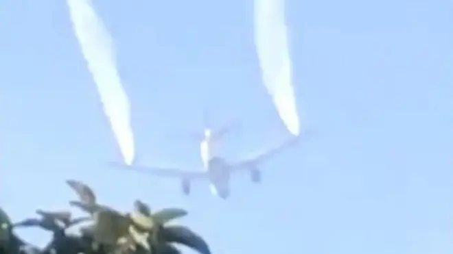 इन्धन पोख्दै विमान