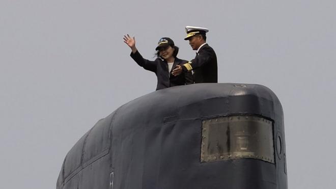 蔡英文在左营登上台湾海军"海虎"号潜艇