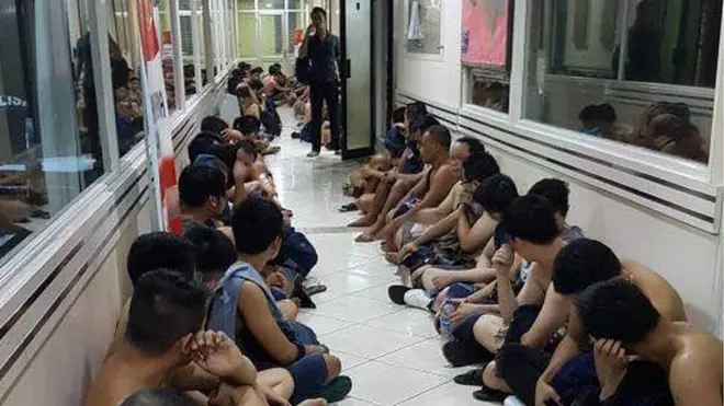 Ratusan pria dibawa ke Polers Jakarta Utara karena diduga terlibat dalam pesta seks gay.