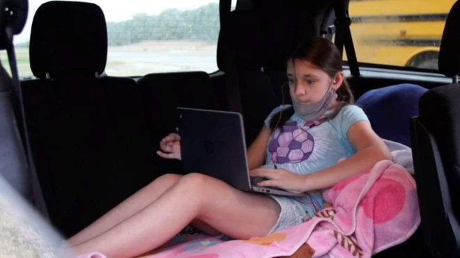 ท้ายรถคือห้องเรียนของคริสตินา