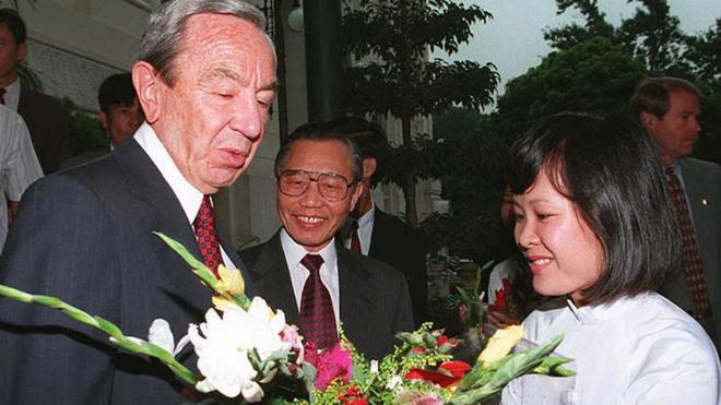 Ngoại trưởng Mỹ Warren Christopher thăm Hà Nội năm 1995, mở đầu mối quan hệ ngoại giao tái lập