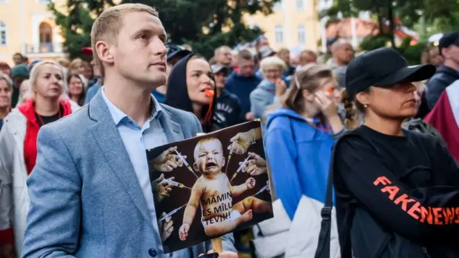 Учасник акції протесту проти "обов'язкової вакцинації". Рига, серпень 2021 року