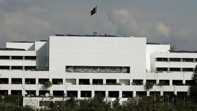 پارلیمان اپنا استحقاق عوام کی نظروں میں تقریباً کھو چکی ہے اور رہی سہی کسر آرمی ایکٹ میں ترمیم پر پارلیمانی جماعتوں کے کردار نے پوری کر دی ہے