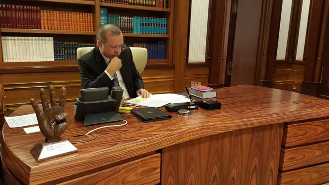 Erdoğan ofisinde telefonda konuşuyor