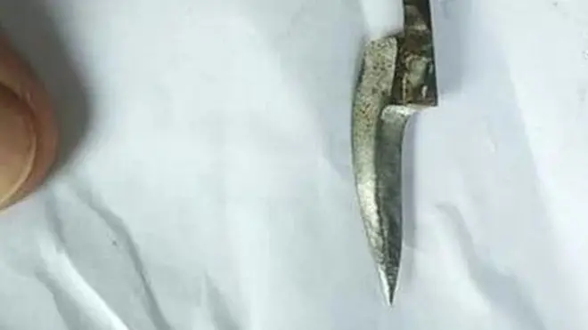 గాయపడిన జగన్, దాడికి ఉపయోగించిన కత్తి