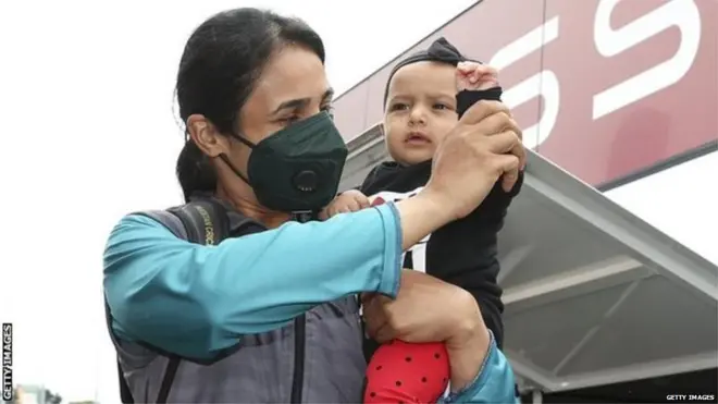 अपनी मां बिस्माह के साथ फ़ातिमा.