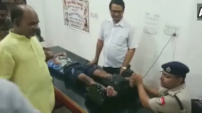 उत्तर प्रदेश के शामली ज़िले के पुलिस अधीक्षक एक कांवड़ यात्री के पैर दबाते हुए