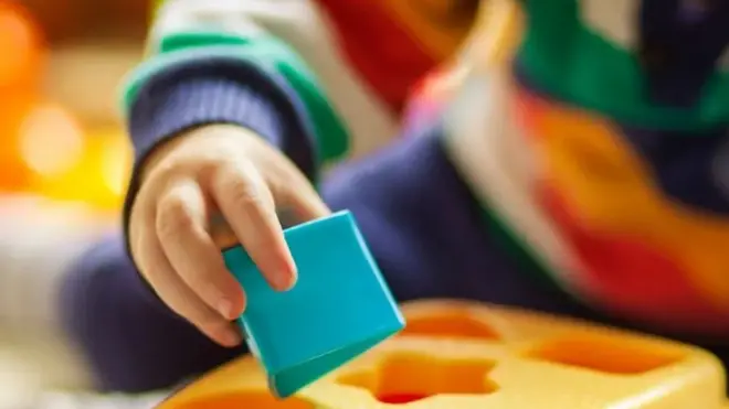 Dete se igra sa kockicama