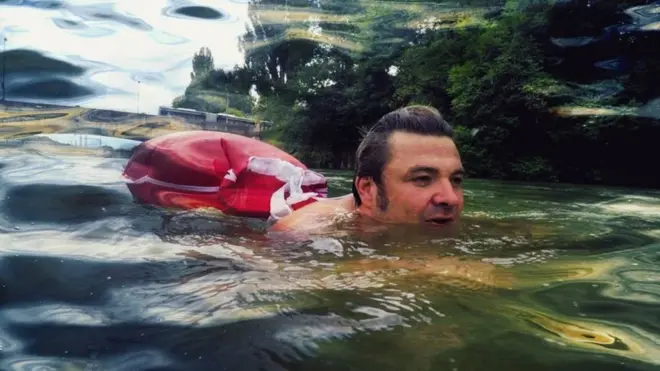 ชายว่ายน้ำ