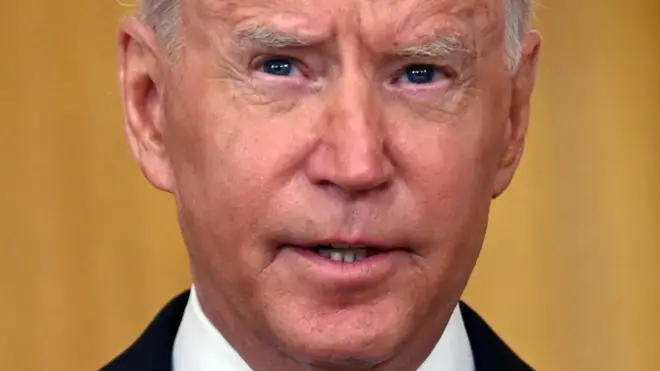 취재진 앞에서 답변하고 있는 바이든 대통령