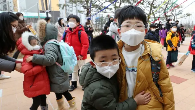 2일 신학기 첫 등교가 시작됐다