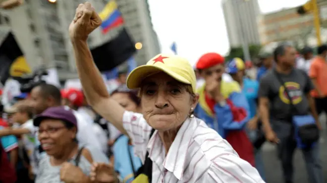 Bu hafta içinde başkent Karakas'ta Maduro'ya destek için sokaklara çıkanlar muhalefetten eylemlerini bitirmesini istemişti.