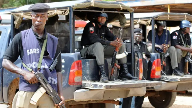Nigeria police dey sidon for dia car