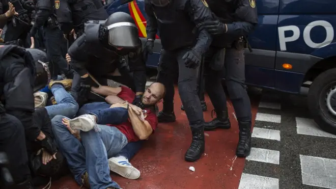 Polisi berupaya mencegah berlangsungnya pemungutan suara untuk referendum kemerdekaan Catalunya.