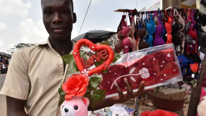 Boy wey dey hawk Valentine gifts.