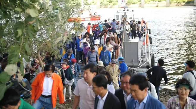 밤섬실향민들이 바지선에서 내리고 있다.