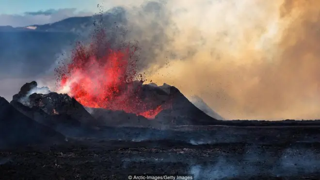 冰島位於北美板塊和歐亞板塊之間的裂縫上，板塊運動導致該國經常有火山爆發和地震。