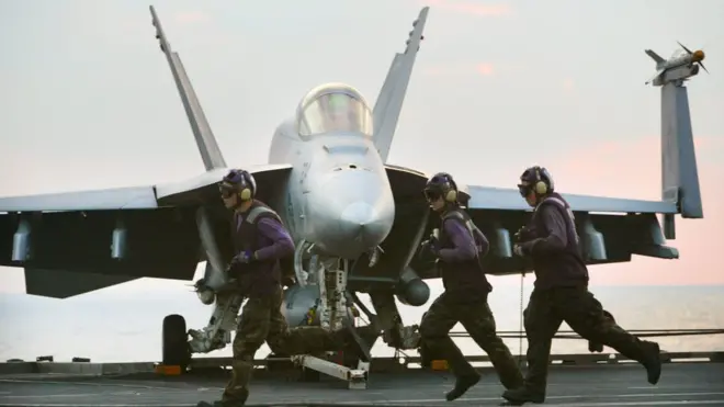 El USS Abraham Lincoln zarpó el mes pasado para iniciar un largo recorrido que incluía Medio Oriente pero su llegada a la región ha sido acelerada, según el Pentágono.