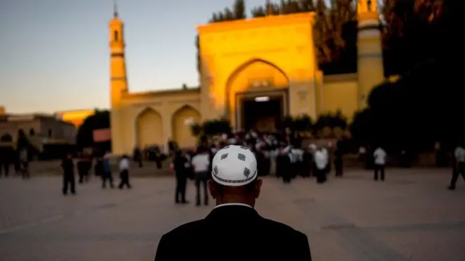 رجل متجه إلى المسجد لأداء صلاة الفجر في شينجيانغ