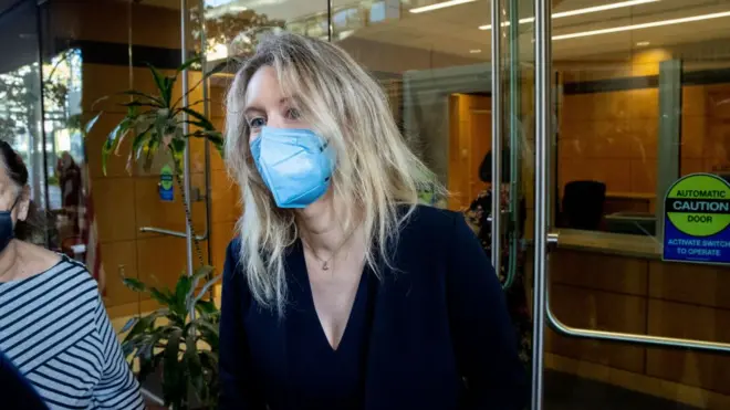 Elizaabeet Holmis himannaa yakka waliin dha'uu 12 himatamte