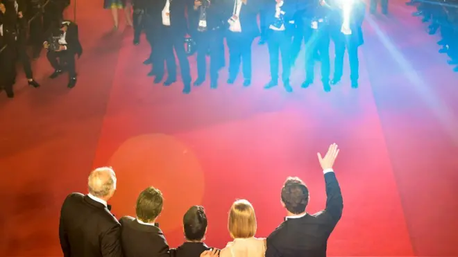 التقاط صور على السجادة الحمراء مشهد اعتيادي في مهرجان كان