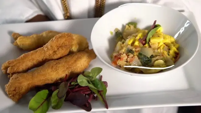 طبق الآكي والسمك المملح ليس طبقا وطنيا في جامايكا فقط، وإنما فيه طعم من تراث البلد. يقدم الطبق مع الأرز والبازيلاء ويؤكل عادة كوجبة إفطار.