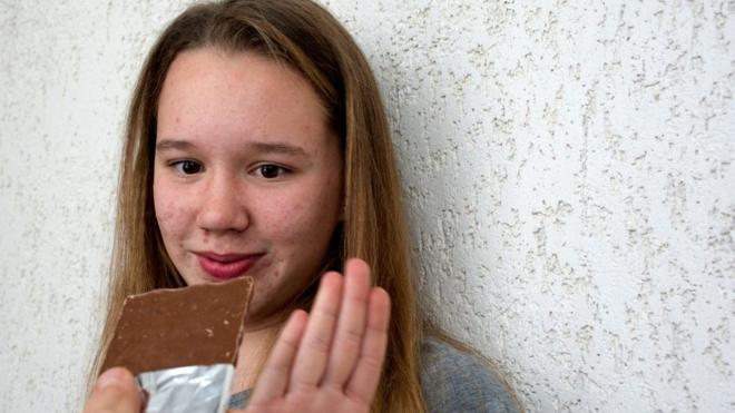 Niña que rechaza un chocolate